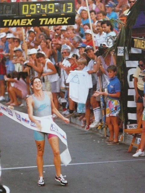 rok 1986, Paula Newby-Fraser dobíhá na druhém místě, dodatečná disqualifikace Puntos za drafting ji posouvá na první místo!